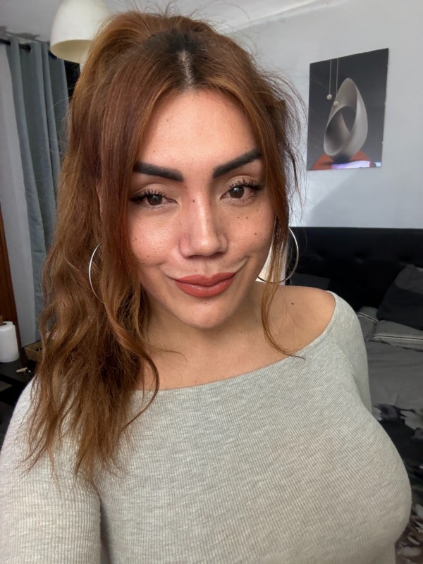 Modelo Trans tan tierna como lujuriosa y fiestera