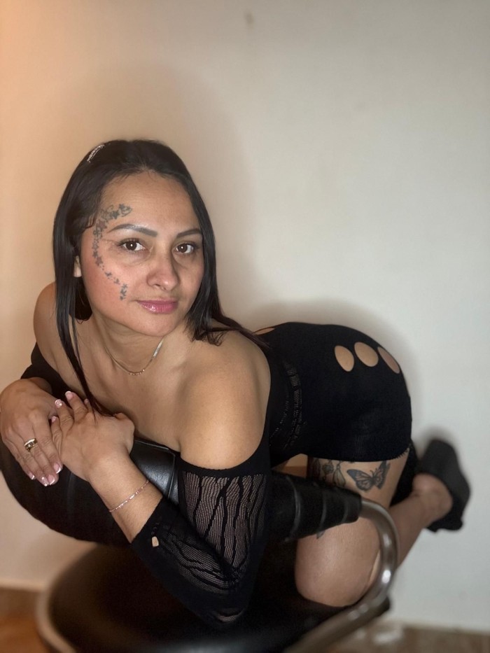 LATINA CALIENTE EN BUSCA DE PLACER RICO