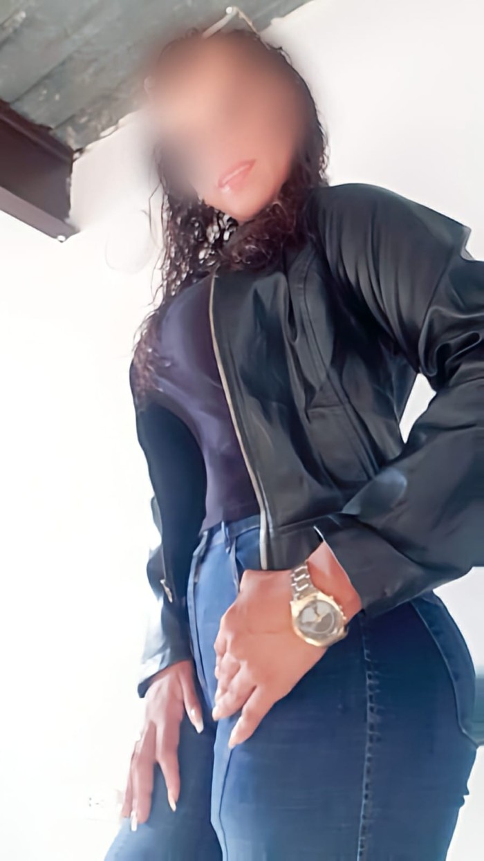 Soltera jovencita busco macho que me monte