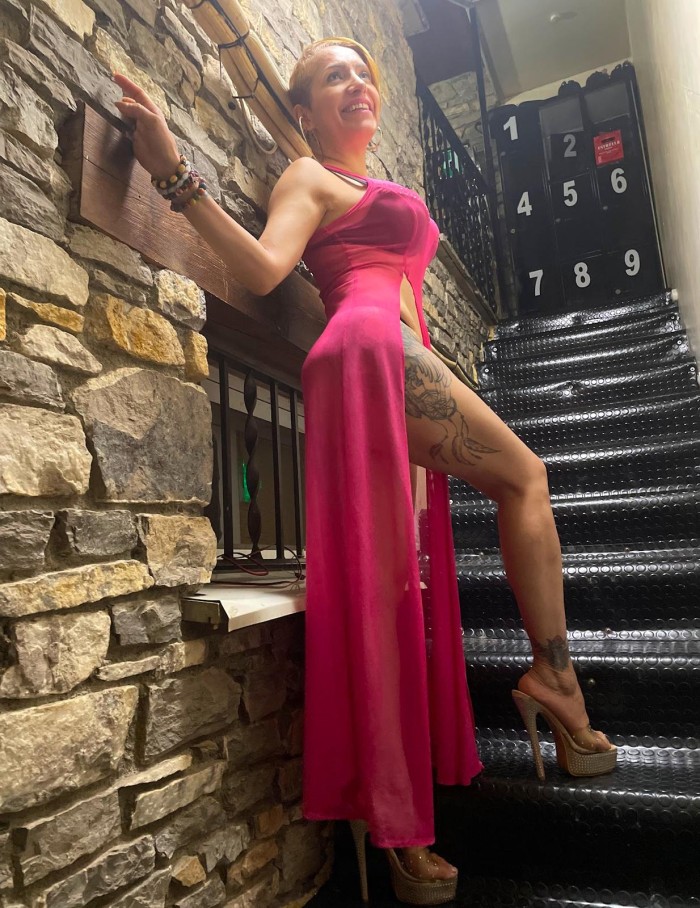 UNA MADURITA QUE YA ESTOY HUMEDA PARA TI..