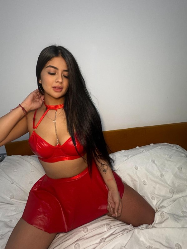 JOVENCITA CHUPA POLLAS A PELO X100 COPA GRATIS