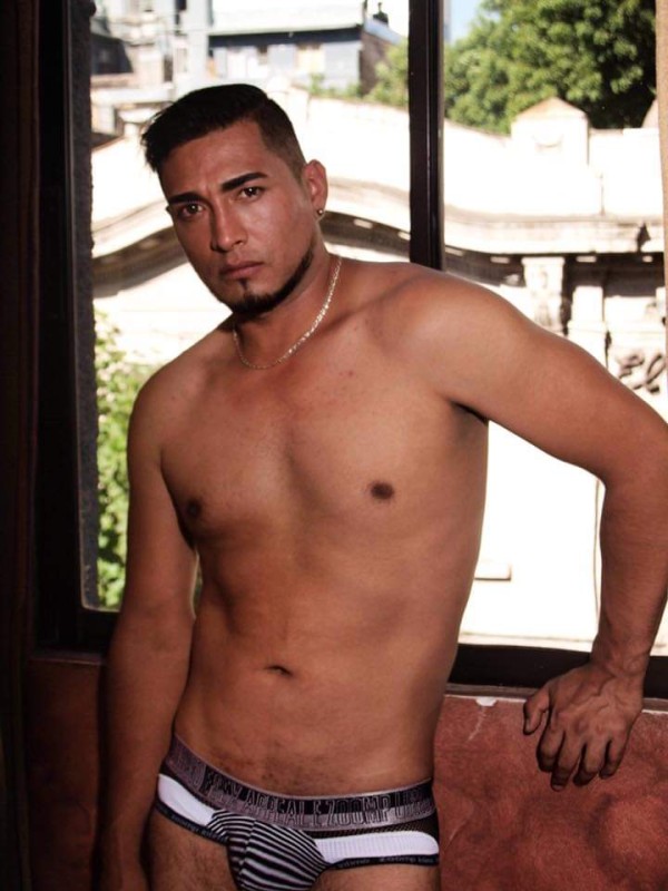 Renato moreno latino masajista escort muy majo