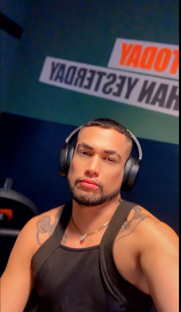 “BARCELONA “ MACHO BISEXUAL MASAJISTA CAÑERO BIG TOP “MANOS, PIES GRANDES