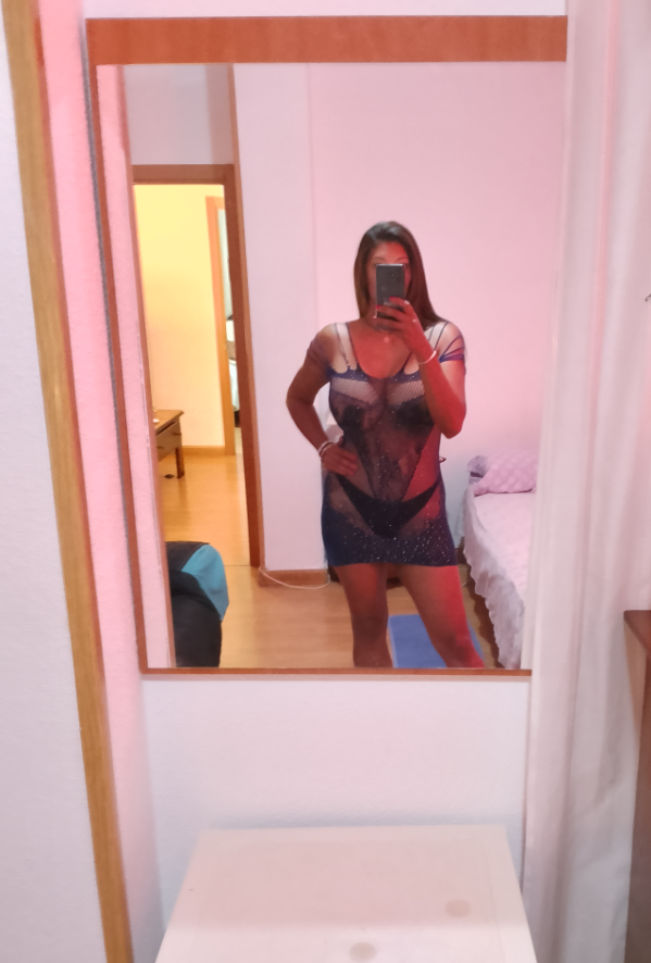 LATINA CARIÑOSA FIESTERA Y COMPLACIENTE