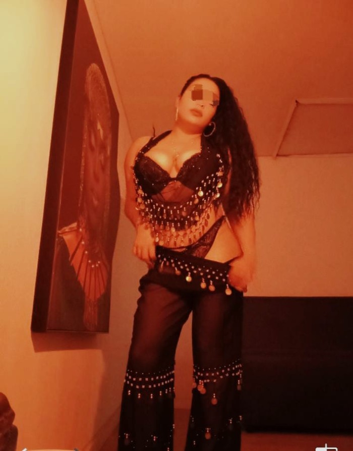 chica árabe masajista fiestera con final feliz