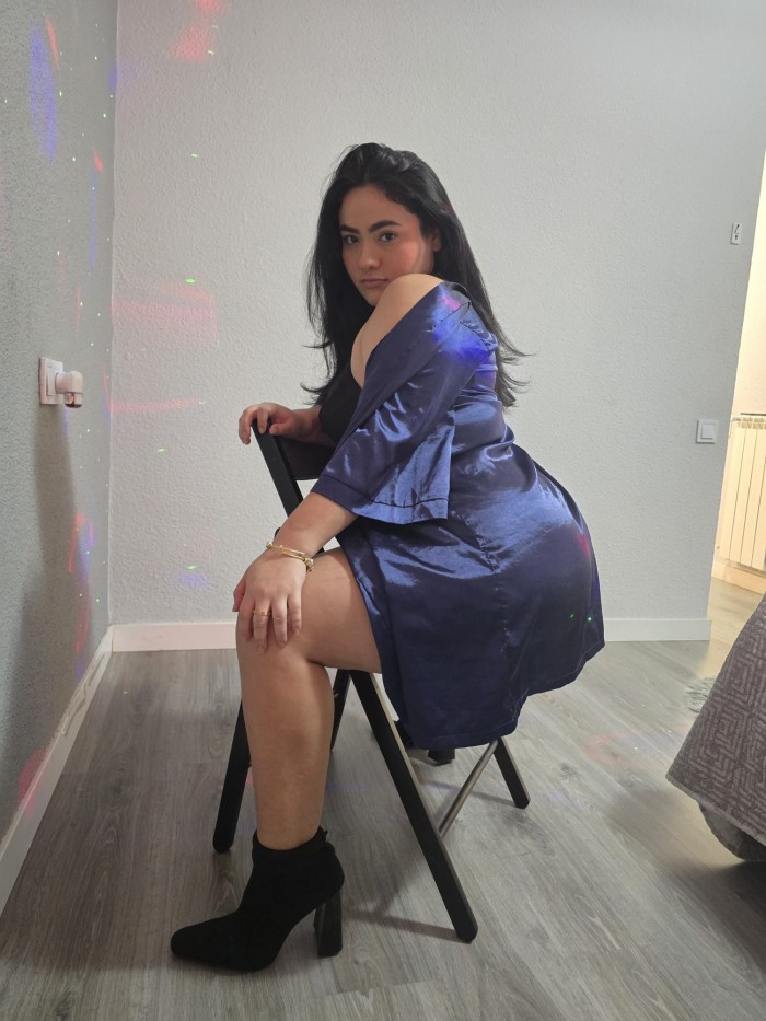 ZOE CALIENTE COLOMBIANA JOVENCITA CON CURVAS DE IN