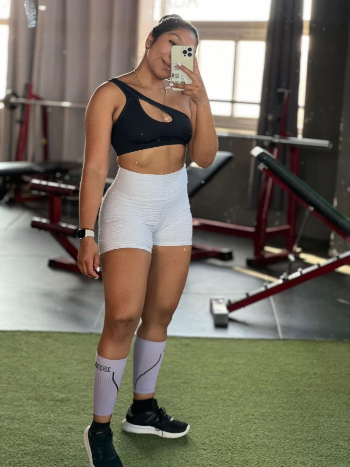 CACHONA DIVERTIDA Y CON CABELLO HERMOSO Y SEXY