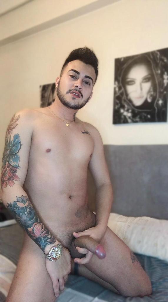 Alex chico latino tatuado.