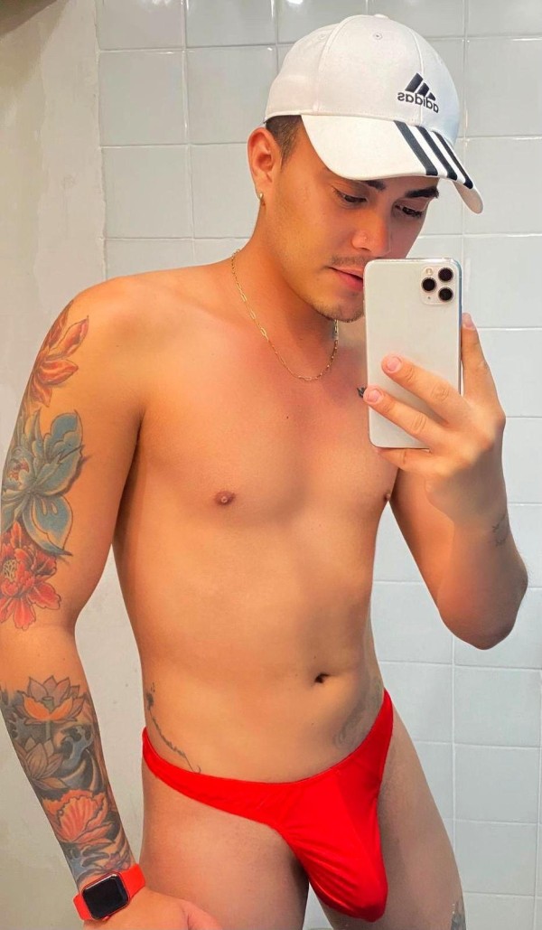 Alex chico latino tatuado.