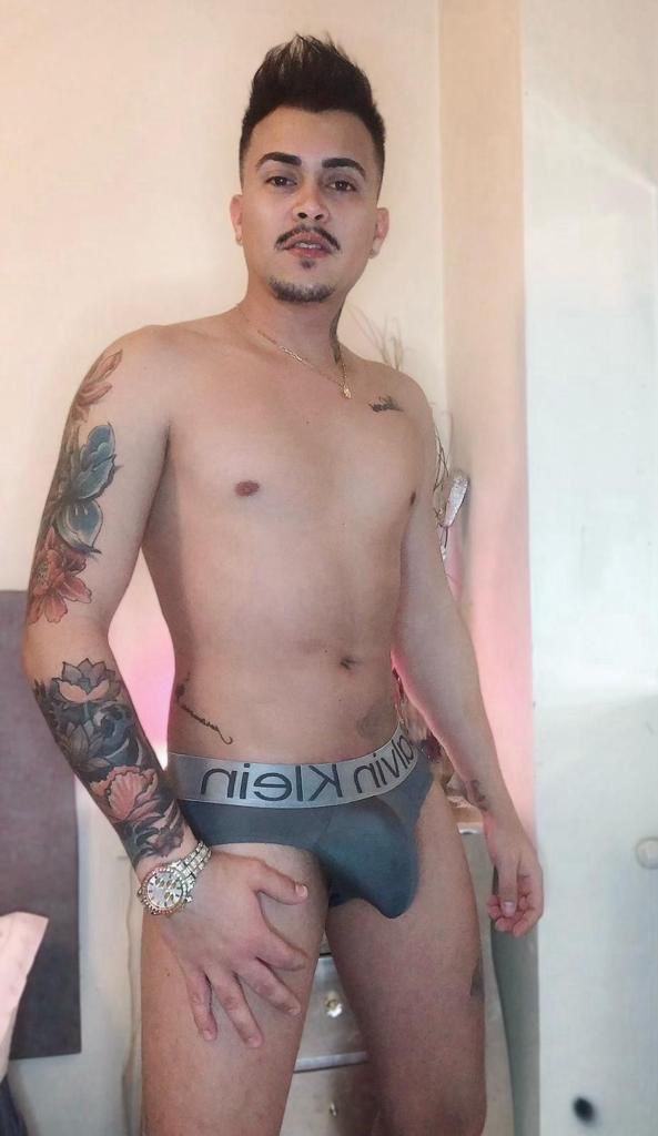 Alex chico latino tatuado.