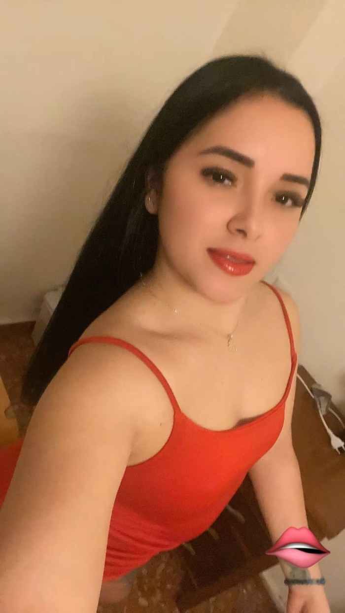 JOVENCITA QUE LO MAMA SALIVADO Y ARRODILLADA