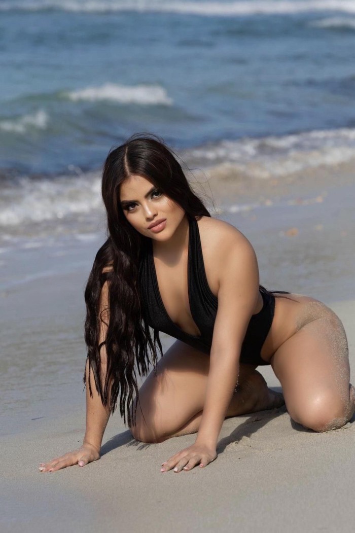 morena pequeña con nalgas grandes