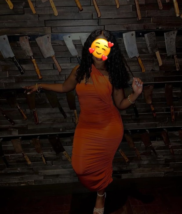 Chica joven guapa real como las fotos fiestera