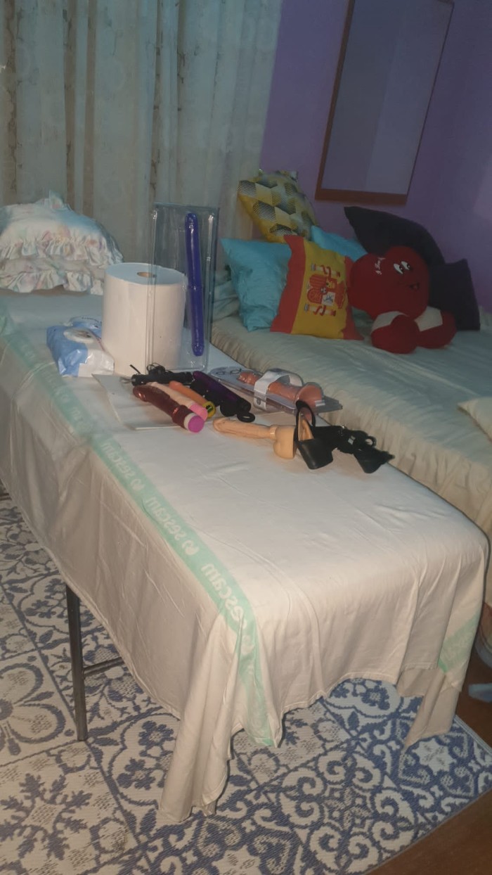 Masajista profesional en camilla a 3 mano