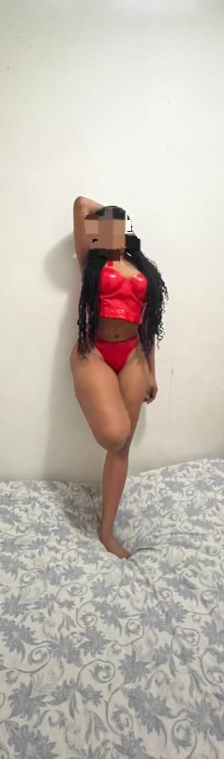 UNA MORENA CON UN CUERPO DE INFARTO