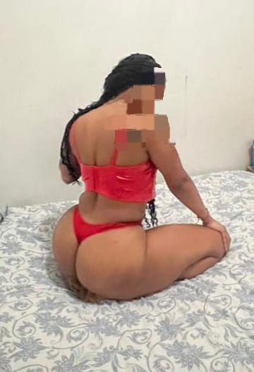UNA MORENA CON UN CUERPO DE INFARTO