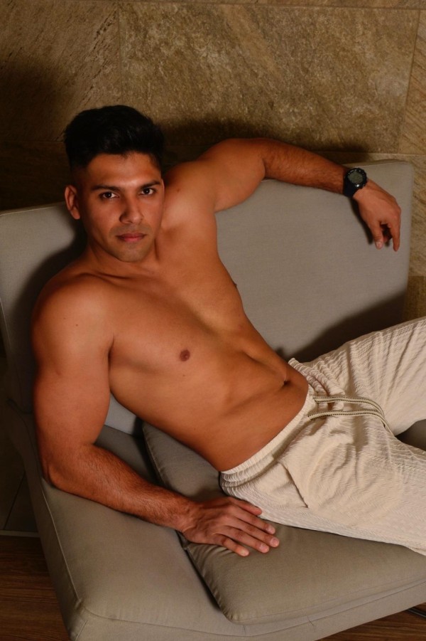 Chico latino de compañía complaciente