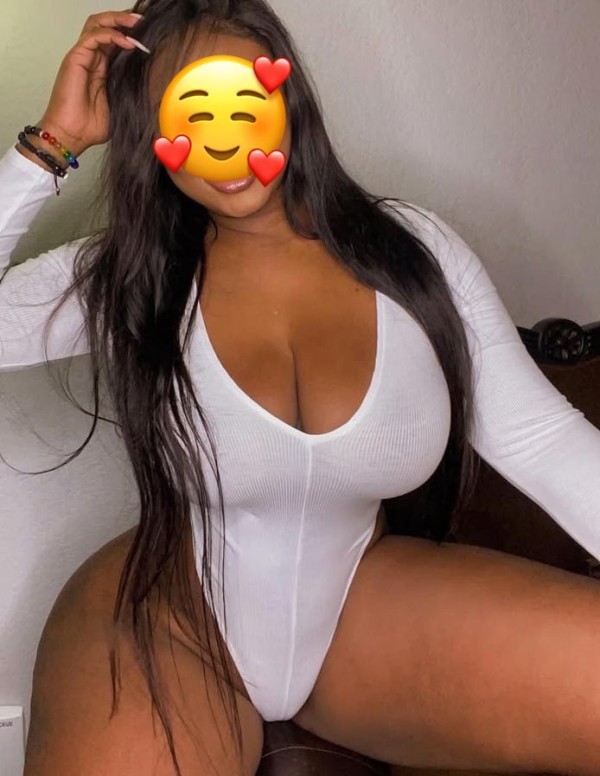 Fiestera joven masaje corporal