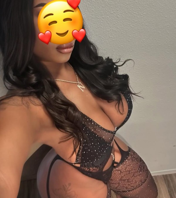 Fiestera joven masaje corporal