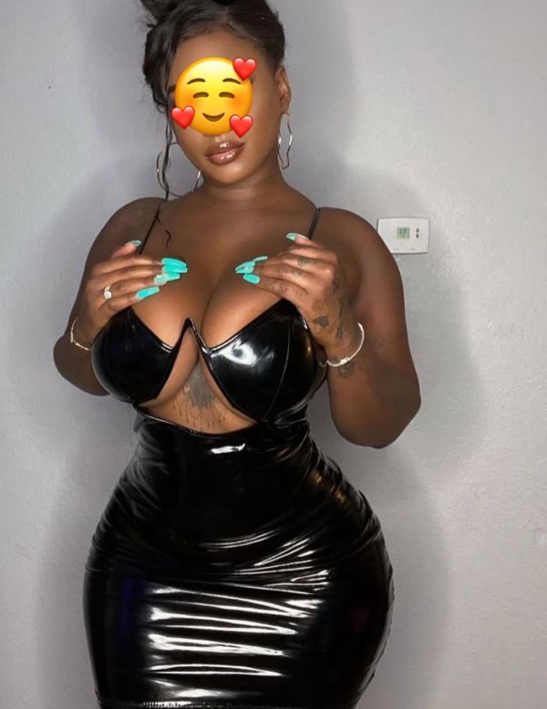 Fiestera joven masaje corporal