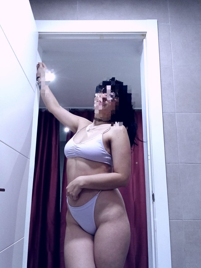 FIESTERA Y CARIÑOSA LATINA 24/7 EN COLLBLANC