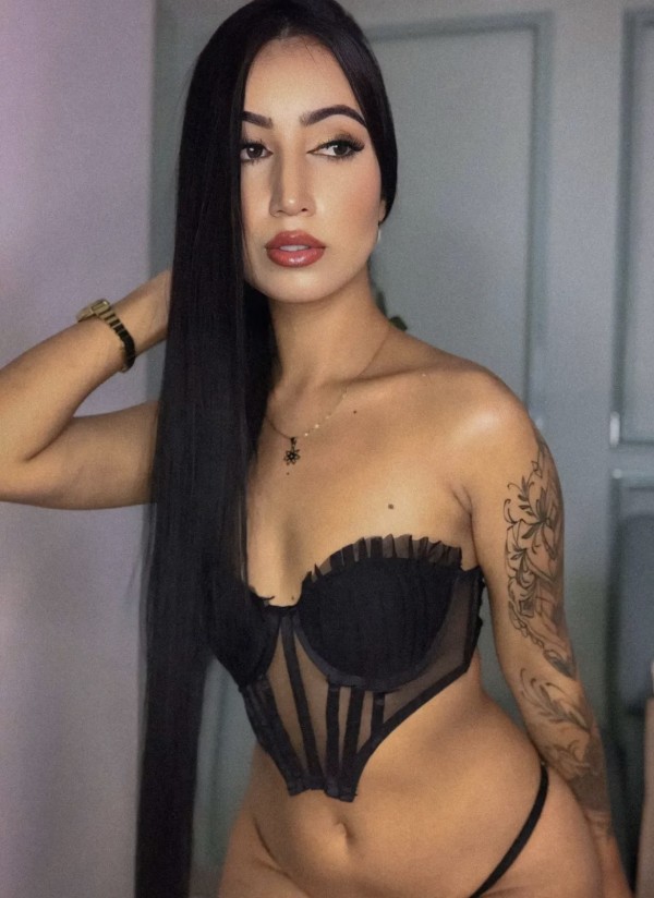 Sara hermosa y muy ardiente latina para ti, Fiestera