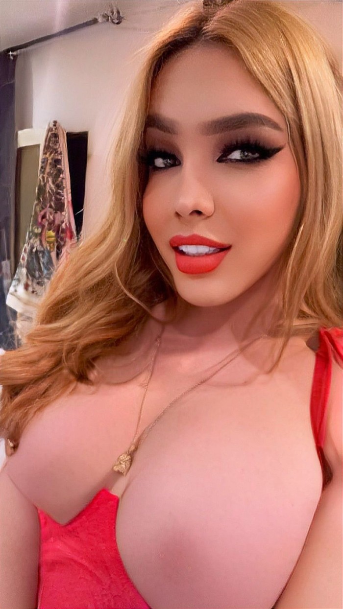 Trans colombiana con polla XXL