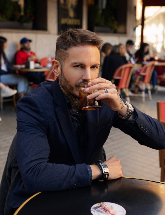 ANGEL, CHICO DE COMPAÑIA… SOLO PARA MUJERES