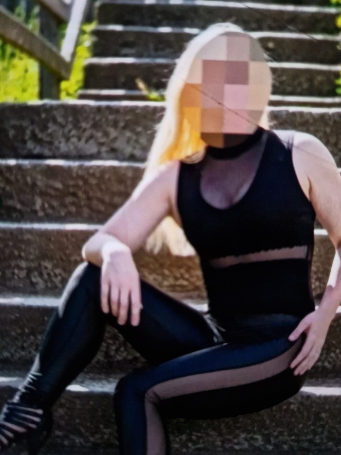 Putita caliente hambrienta de polla y leche en la boca