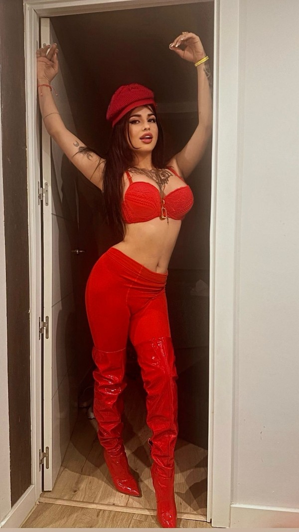 Tu.    Angelical. Y atrevida.   Diabla pecadora. De hombres