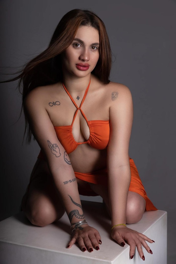 Cubana con labios de melocoton