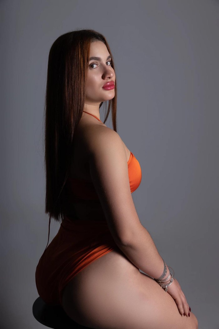 Cubana con labios de melocoton