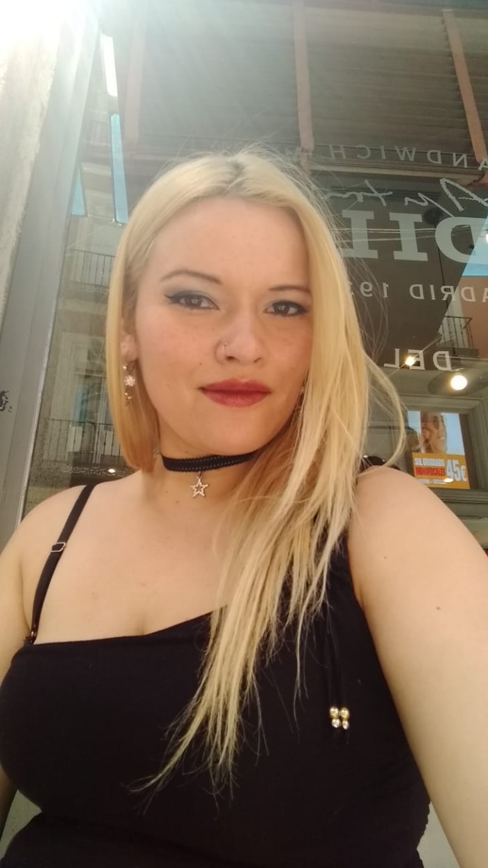 HERMOSA RUBIA FIESTERA