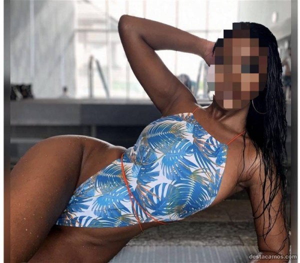 Linda mulata de piel canela cariñosa fiestera