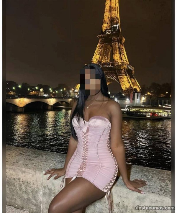 Linda mulata de piel canela cariñosa fiestera