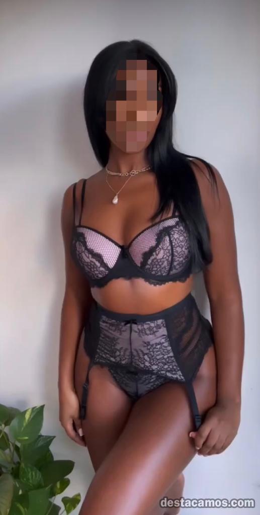Linda mulata de piel canela cariñosa fiestera
