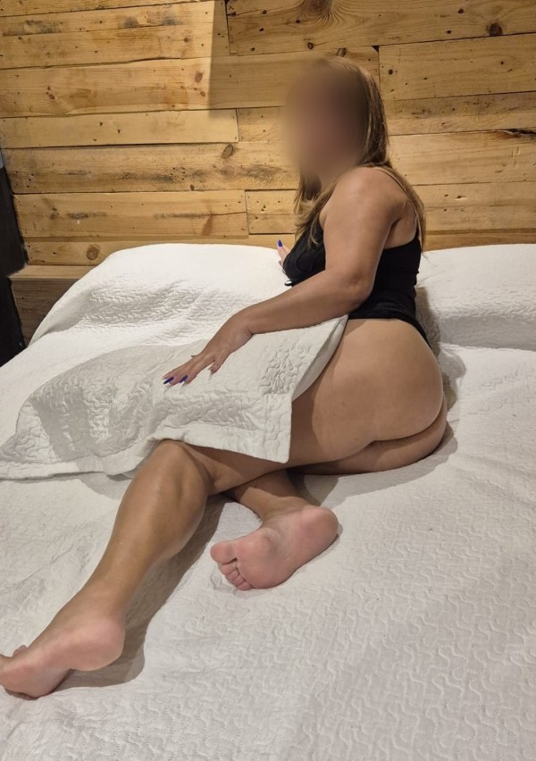 MUJER COLOMBIANA DE LUJO ENCANTADORA Y CARIÑOSA