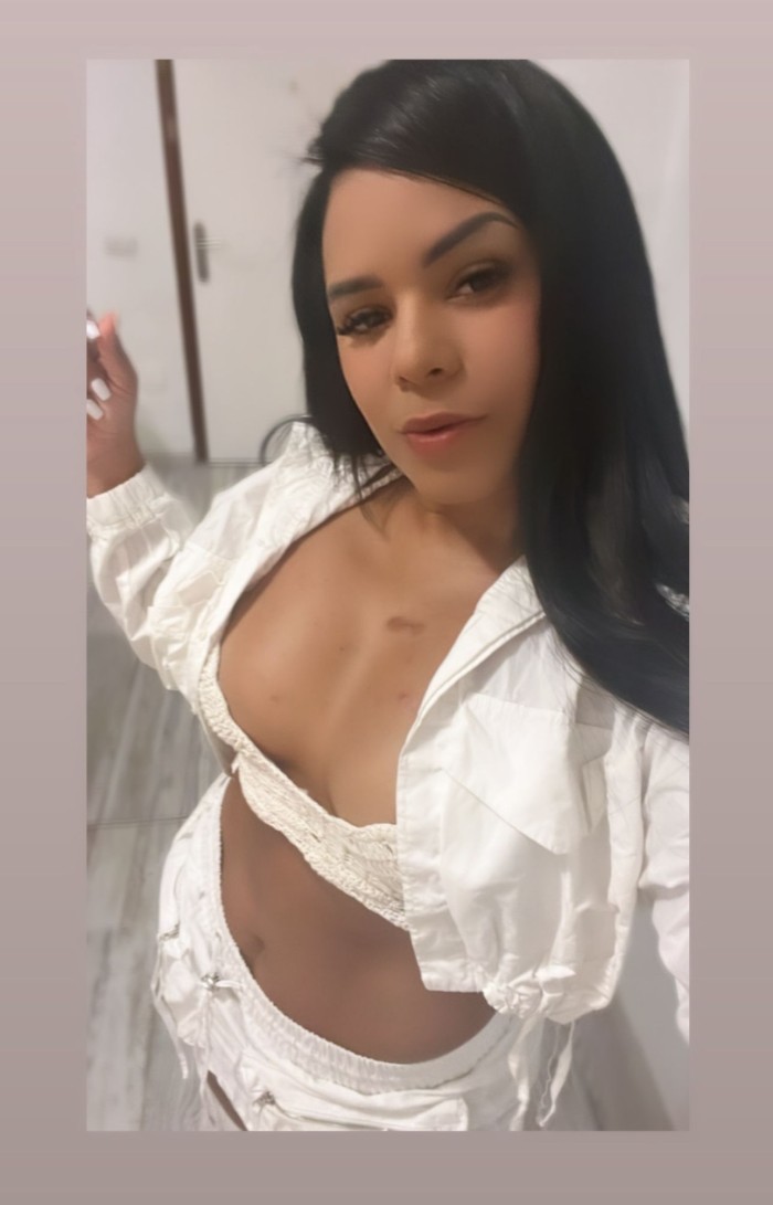 cachondita morena con unas nalgas juguetonas