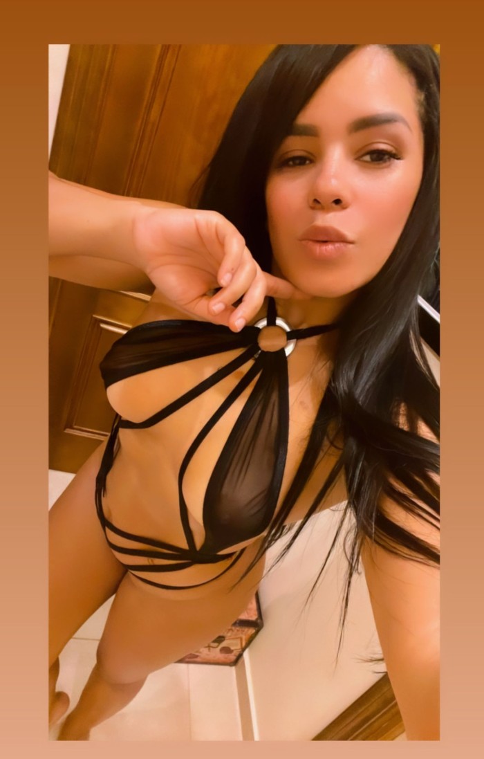 cachondita morena con unas nalgas juguetonas