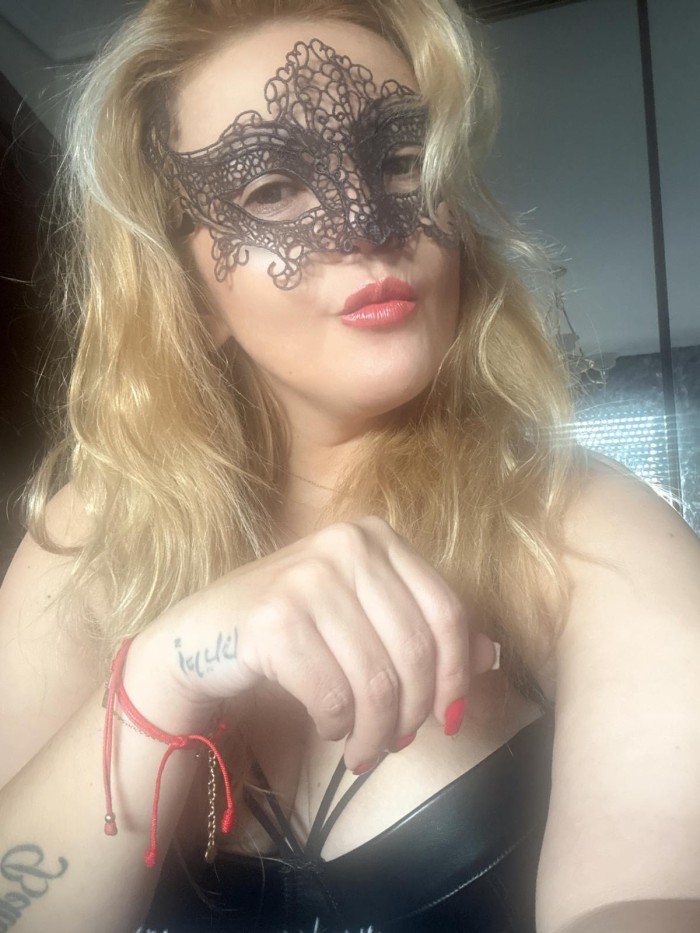 Soy tu rubia colombiana sumisa y tu mi amor