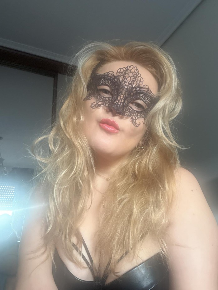 Soy tu rubia colombiana sumisa y tu mi amor