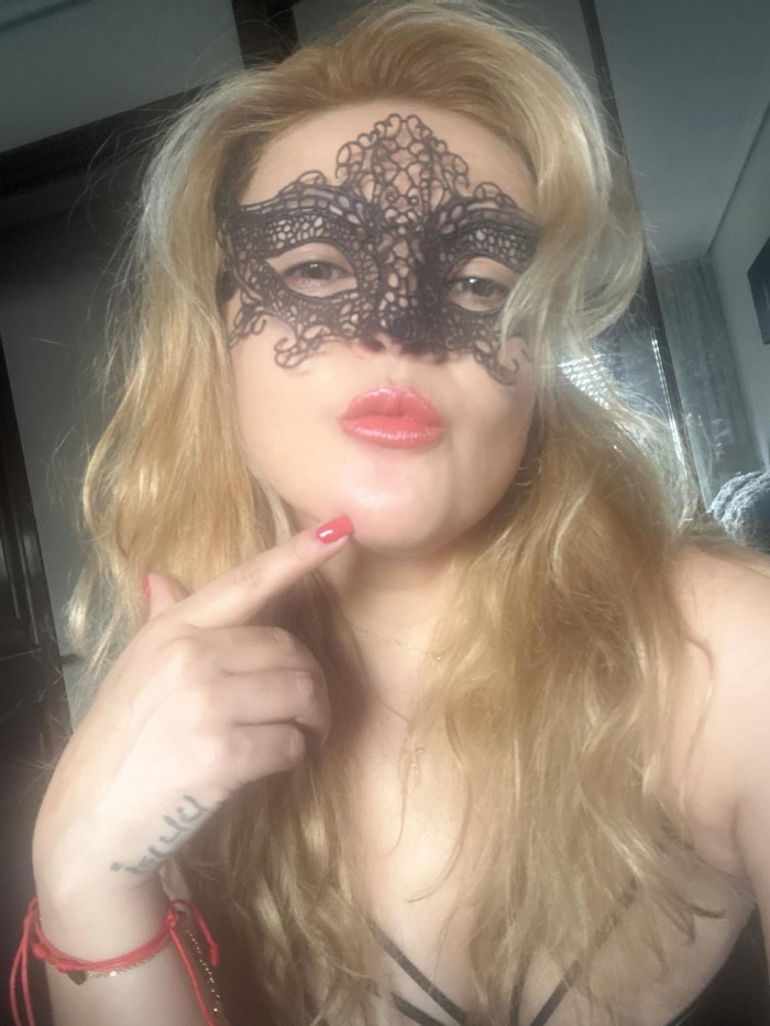 Soy tu rubia colombiana sumisa y tu mi amor