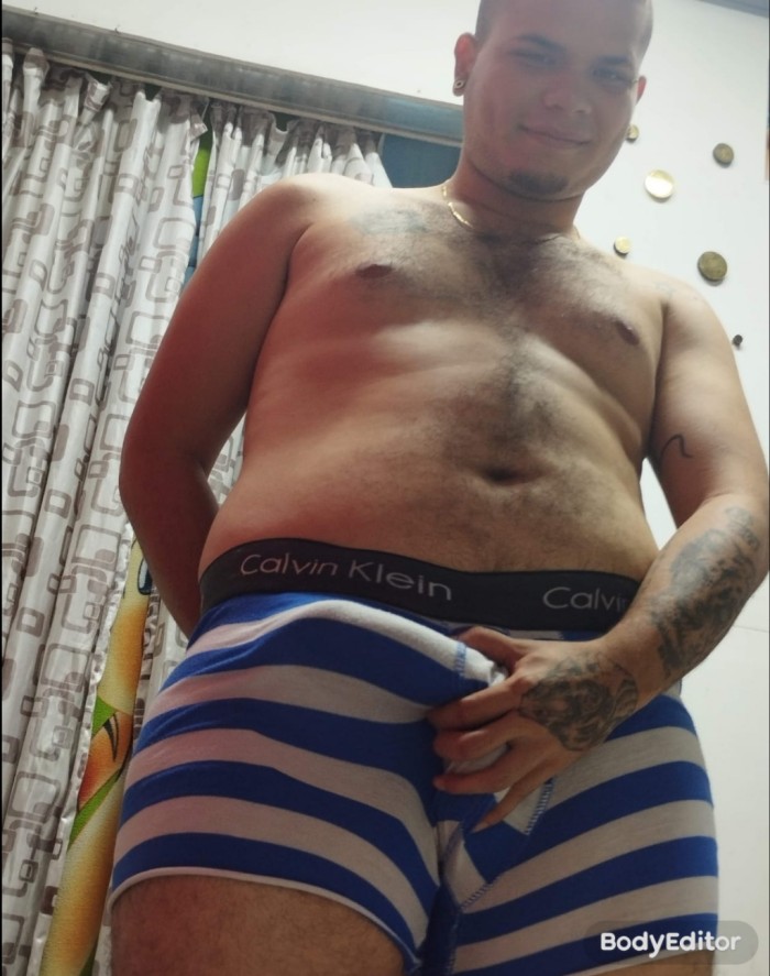 Chico latino 22 años