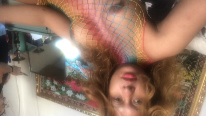 Bella travesty sola en casa