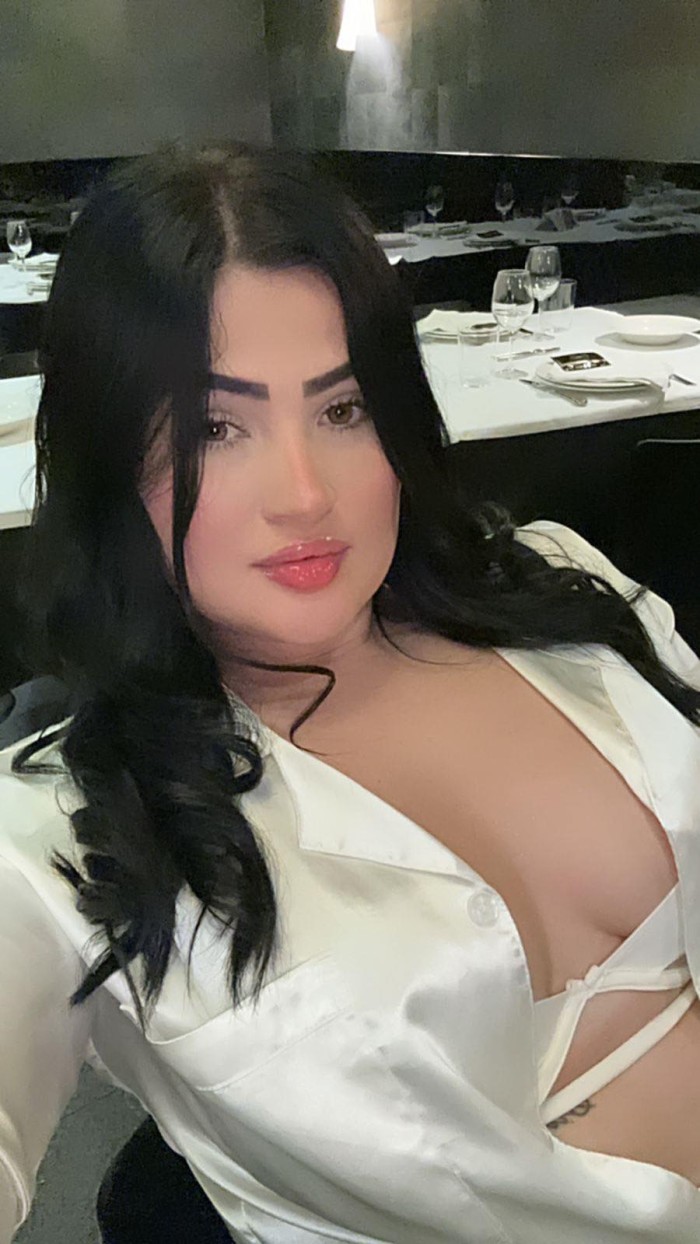 Muñequita curvy jovencita muy dulce