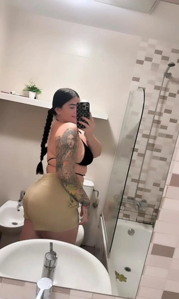 Muñequita curvy jovencita muy dulce