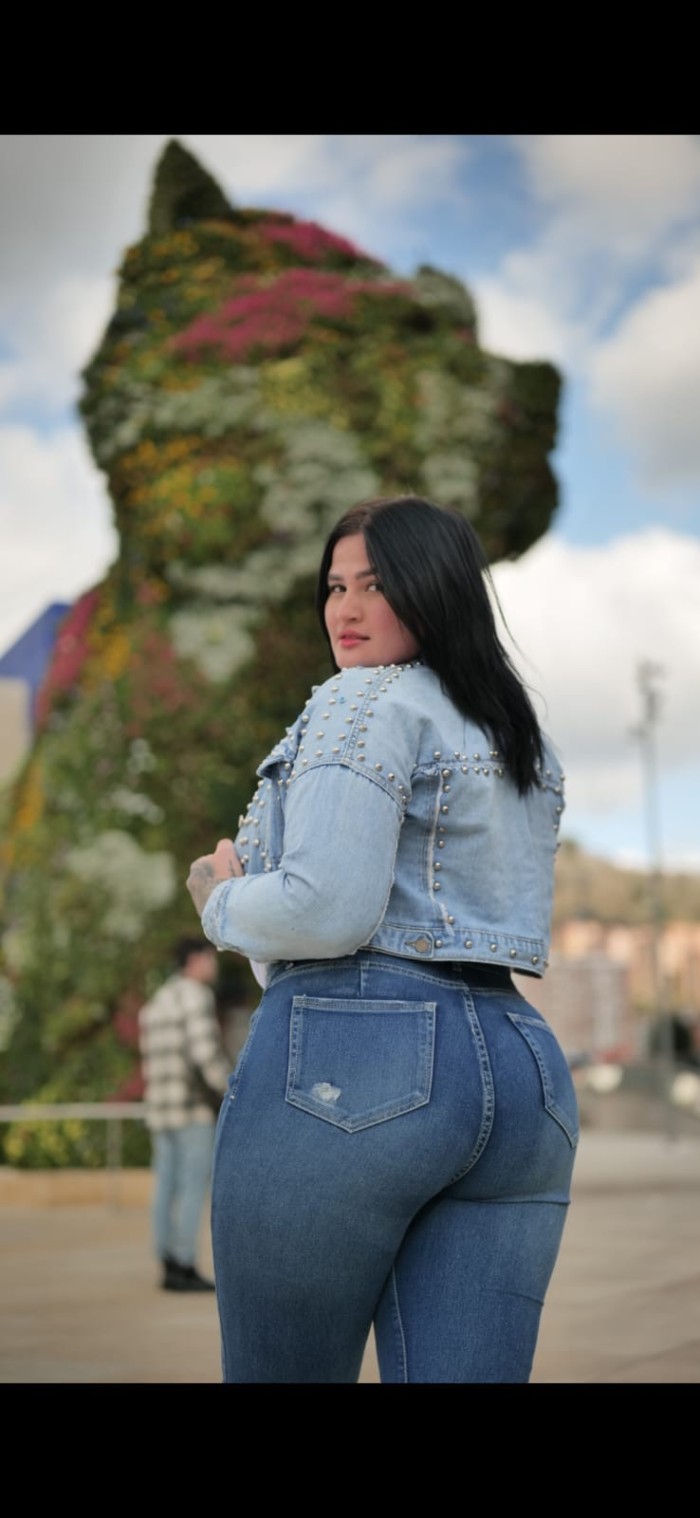 Muñequita curvy jovencita muy dulce