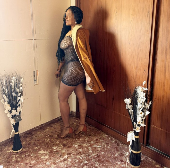 JOVENCITA CHUPA POLLAS A PELO X100 COPA GRATIS