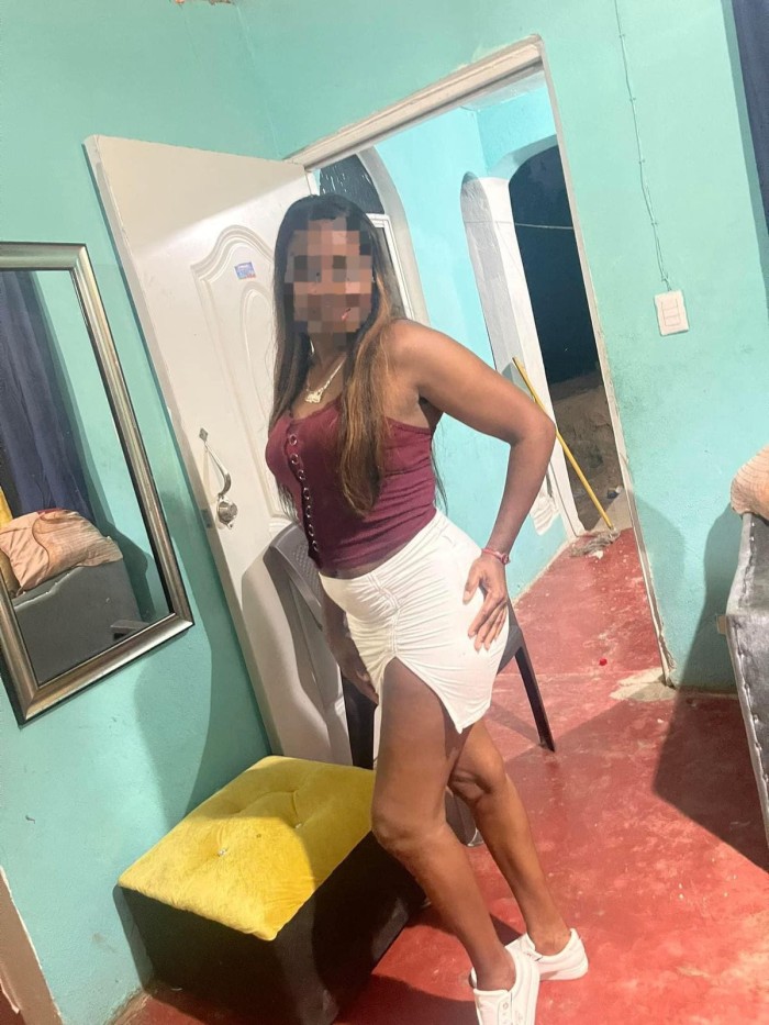 JOVENCITA COMPLACIENTE Y MUY JUGUETONA VIA JULIA