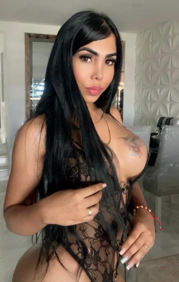 Mujer con polla real sin engaños